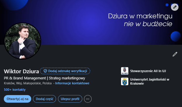 Górna sekcja profilu na LinkedIn: zdjęcie profilowe, spersonalizowane zdjęcie w tle (cover photo) z hasłem marketingowym oraz odpowiednio zoptymalizowany nagłówek.